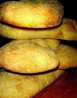 Ciabatta has a crisp crust, a soft porous interior and is light to the touch. The thin crusty exterior forms an ideal base to house heartier fillings such as roast beef, ham or grilled chicken breasts; and its soft interior absorbs spreads and sauces, without getting soggy—ciabatta holds up nicely under pulled pork, chicken parmesan and even hamburgers. // www.simonrockett.com Ciabatta有脆皮,柔软多孔的内部,摸起来很轻。薄薄的外壳形成了一个理想的基础,以容纳更丰盛的馅料,如烤牛肉、火腿或烤鸡胸肉;它柔软的内部可以吸收酱汁和酱汁,不会变湿——它可以很好地夹在猪肉、帕尔马干酪鸡肉甚至汉堡下面。/ / www.simonrockett.com