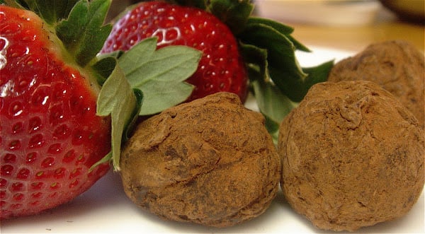 This basic recipe for Grand Marnier chocolate truffles can be adapted to satisfy all likings: toasted coconut, chopped nuts or confectioners' sugar can replace the cocoa powder, as can any type of alcohol replace the Grand Marnier. Personally I find the classic cocoa-covered truffles to be the most satisfying. Paired with some fresh strawberries these bittersweet chocolate truffles are a truly delectable, if clichéd, Valentine’s Day treat. // www.simonrockett.com 这个基本配方金万利酒巧克力松露可以适应满足所有喜好:烤椰子、切碎的坚果或糖果的糖可以代替可可粉,任何类型的酒精可以取代金万利酒。我个人觉得经典cocoa-covered松露是最令人满意的。搭配一些新鲜的草莓这些苦乐参半的巧克力松露是真正的美味,如果老套,情人节治疗。/ / www.simonrockett.com