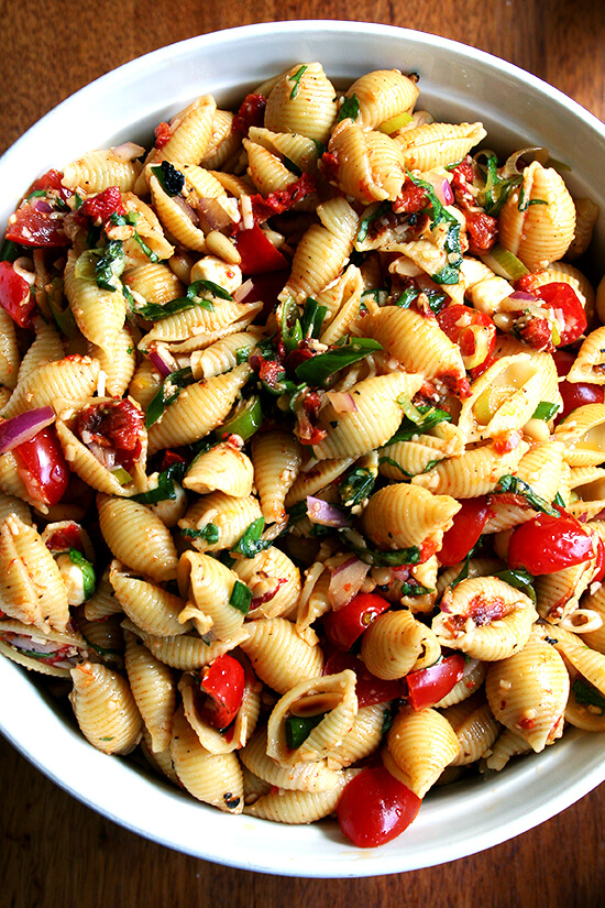 This simple pasta salad is particularly good warm, when the just-boiled shells melt the cheese, just slightly cook the tomatoes and soak up all the flavors of the olive oil and lemon juice. It can also be prepared ahead and served at room temperature — it tastes better the longer it sits in fact. // www.simonrockett.com 这个简单的通心粉沙拉是特别好的温暖,当just-boiled壳融化奶酪,稍微煮西红柿和吸收所有的橄榄油和柠檬汁的味道。它也可以提前做好准备,在室温下——味道好坐的时间越长。/ / www.simonrockett.com