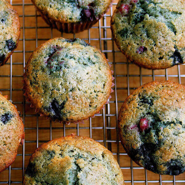 These berry muffins are moist, sweet, and a yummy yummy treat! I used all frozen berries and they came out beautifully. // www.simonrockett.com 这些草莓松饼是潮湿的,甜的,美味风云治疗!我用所有冷冻浆果和他们漂亮。/ / www.simonrockett.com