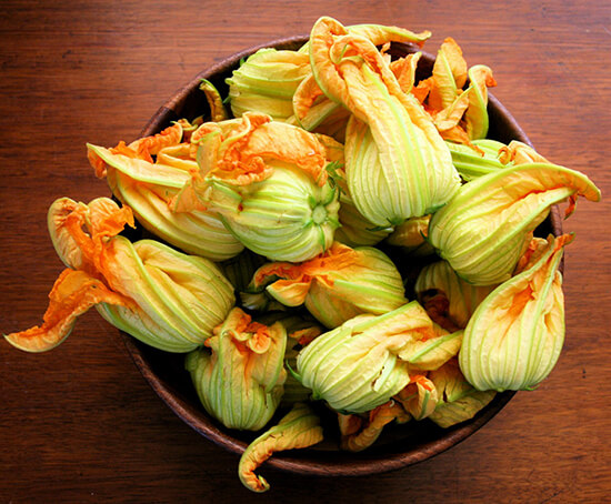 Ever since I learned how to stuff squash blossoms, batter them and fry them, I've looked forward to the summer growing season, which would bring these delicate flowers to market. Seeing squash blossoms was always a treat. // www.simonrockett.com 自从我学会了如何东西南瓜花,面糊煎他们、我期待夏季生长季节,将这些微妙的鲜花市场。看到南瓜花总是一个治疗。/ / www.simonrockett.com