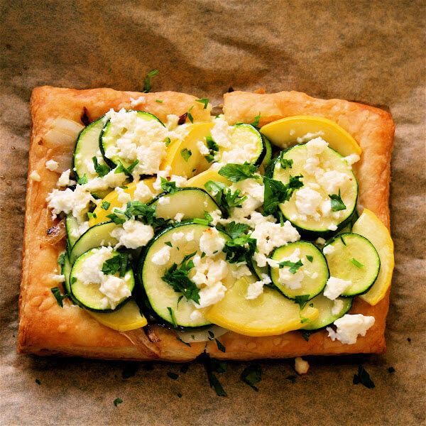 Everything about this summer squash tart is great, from the ricotta-parsley spread to the caramelized onions to the blanched squash rounds to the barely melted feta crumbled on top at the last moments of baking. // www.simonrockett.com 今年夏天的一切南瓜馅饼是伟大的,从ricotta-parsley蔓延到焦糖洋葱脱皮挤压轮几乎融化了的羊乳酪碎在最后的时刻上烘烤。/ / www.simonrockett.com