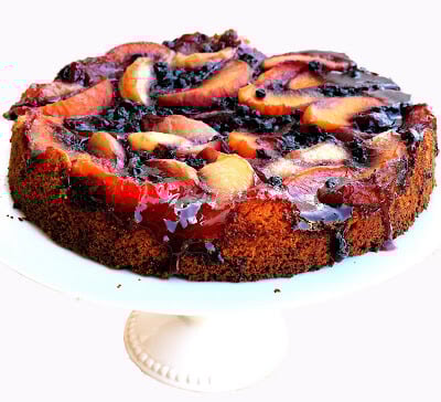 Whatever pastry is used in this peach blueberry cake, which I have been snacking on morning and night for the past two days, must be strong enough to support a thick layer of juicy, oozing fruit. And in an ideal world, it must be moist and delicious, too. // www.simonrockett.com 无论糕点中使用这个桃子蓝莓蛋糕,我已经在早上和晚上吃零食过去两天,必须强大到足以支持一层厚厚的多汁,渗出的水果。在一个理想的世界,它也必须湿润和美味。/ / www.simonrockett.com