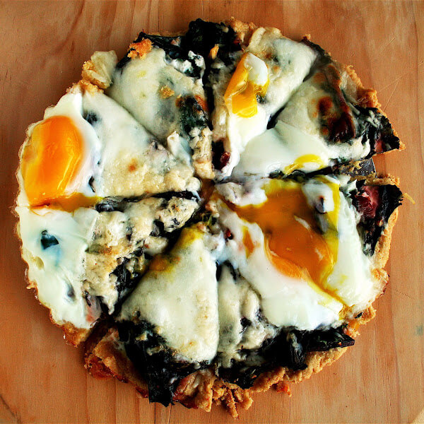 The toppings on this Swiss chard tart include sautéed chard with garlic, grated cheese, and a couple of eggs — a combination I really adore, in a buttery, cornmeal tart shell. It NEVER fails to please. // www.simonrockett.com 这款瑞士甜菜挞的配料包括sautéed大蒜甜菜、磨碎的奶酪和几个鸡蛋——我真的很喜欢这种组合,用黄油和玉米粉做的挞壳。它从来不会让人失望。/ / www.simonrockett.com