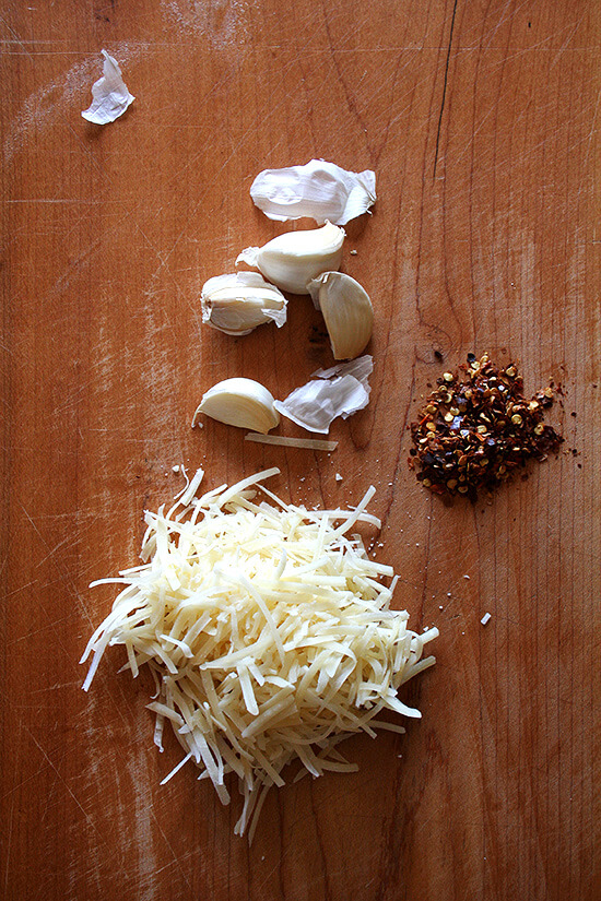 cheese, garlic & redpepper flakes 奶酪,大蒜& redpepper片