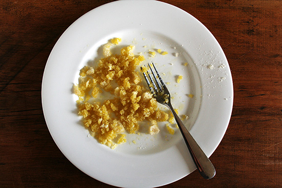 crumbs saturated with olive oil 用橄榄油浸透的面包屑