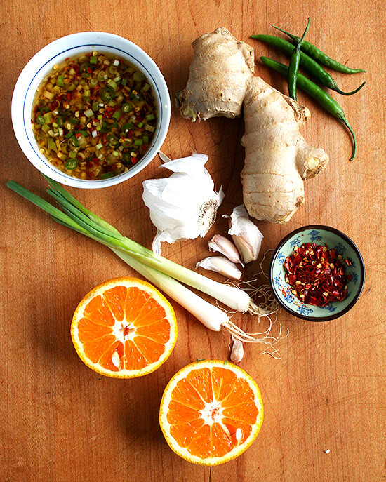 These Asian lettuce wraps are simple to prepare, stunning to serve, and exceptionally satisfying to eat. Both the slaw and the meat are incredibly flavorful and the combination of the crunchy cool slaw with the tender hot meat is so yummy. Make it. You'll be happy. I promise. // www.simonrockett.com 这些亚洲生菜包装简单的准备,惊人的服务,非常满意的吃。卷心菜沙拉和脆的肉非常美味和组合酷卷心菜沙拉与温柔的热肉很好吃。让它。你会幸福的。我保证。/ / www.simonrockett.com