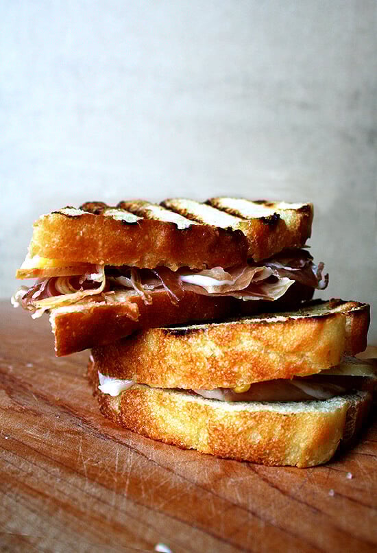 This sandwich, with toasted bread, rubbed with garlic, drizzled with olive oil, sprinkled with salt, moistened with a squeezed tomato and topped with jamón Iberico, is easily the most delicious sandwich on the face of the earth. // www.simonrockett.com 这个三明治,烤面包,抹上蒜,下毛毛雨用橄榄油,撒上盐,滋润挤番茄,上面有伊比利亚火腿,很容易在地球表面最美味的三明治。/ / www.simonrockett.com