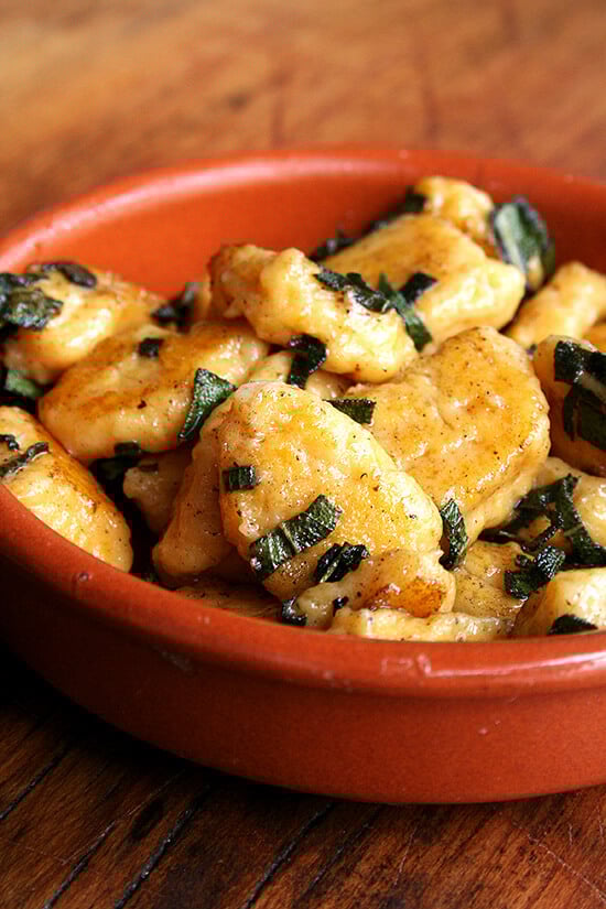 Lidia Bastianich's recipe for homemade butternut squash gnocchi, made from potatoes and butternut squash, is delectable and deeply satisfying! // www.simonrockett.com 莉迪亚·巴斯蒂尼奇的自制冬南瓜汤圆食谱,由土豆和冬南瓜制成,美味可口,令人深感满足!/ / www.simonrockett.com
