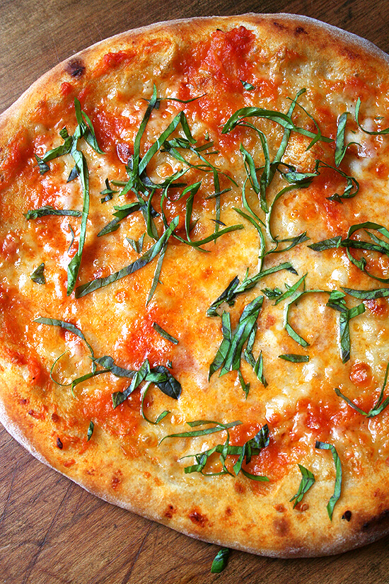 With the help of Marcella Hazan's homemade tomato sauce, classic pizza margherita can be achieved at home with delectable results. And thanks to the Barefoot Contessa, making homemade ricotta is easy and delicious. // www.simonrockett.com 在Marcella Hazan自制番茄酱的帮助下,经典的玛格丽塔披萨可以在家里做出美味的结果。多亏了赤脚伯爵夫人,自制乳清干酪变得简单又美味。/ / www.simonrockett.com