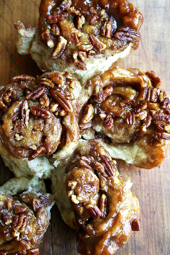 From the Artisan Bread in Five Minutes a Day cookbook, these sticky pecan caramel rolls, covered in rich caramel and pecans, are a definite crowd pleaser. Looking for a Labor Day Weekend morning treat? These are for you. A delectable recipe! // www.simonrockett.com 肉桂卷
