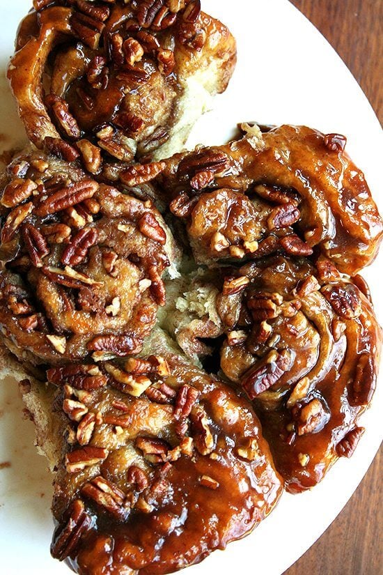 From the Artisan Bread in Five Minutes a Day cookbook, these sticky pecan caramel rolls, covered in rich caramel and pecans, are a definite crowd pleaser. Looking for a Labor Day Weekend morning treat? These are for you. A delectable recipe! // www.simonrockett.com 食谱《每天五分钟的手工面包》中,这些粘腻的山核桃焦糖卷,上面覆盖着浓郁的焦糖和山核桃,绝对是大众的心头好。在寻找劳动节周末的早晨享受吗?这些是给你的。美味的食谱!/ / www.simonrockett.com