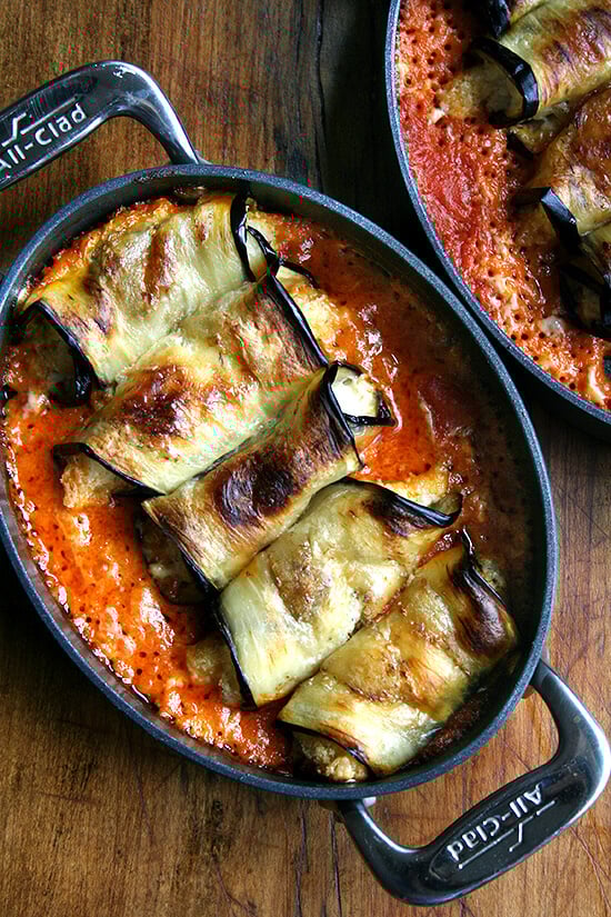 A most delicious, satisfying, vegetarian entree: eggplant involtini. In this Italian classic, ricotta-stuffed parcels bake with homemade tomato sauce and cream and garnished with fresh Parmesan, a perfect way to celebrate eggplant season! // www.simonrockett.com 来一盘茄子。