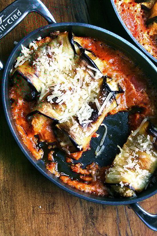 A most delicious, satisfying, vegetarian entree: eggplant involtini. In this Italian classic, ricotta-stuffed parcels bake with homemade tomato sauce and cream and garnished with fresh Parmesan, a perfect way to celebrate eggplant season! // www.simonrockett.com 一盘茄子来与一个来吃