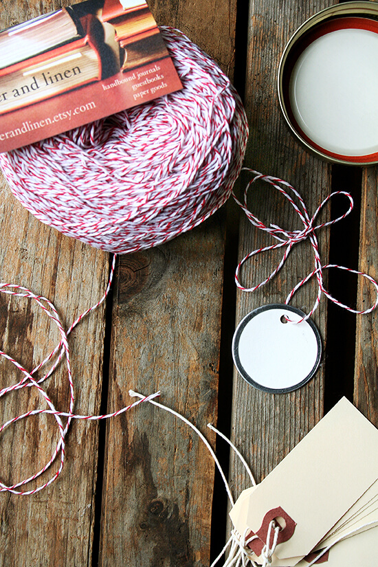 Baker's twine — everyone should have some on hand this time of year. I love this stuff. A little baker's twine is all a Ball jar or a cellophane bag or a metal-ringed gift tag needs to become holiday-ready. Order yours today! I found mine on Etsy from Paper and Linen. // www.simonrockett.com 贝克线——每个人都应该有一些每年的这个时候。我爱这个东西。小贝克的线都是球jar或透明袋或metal-ringed礼物标签需要成为holiday-ready。订单你的今天!我发现我在Etsy从纸和亚麻布。/ / www.simonrockett.com