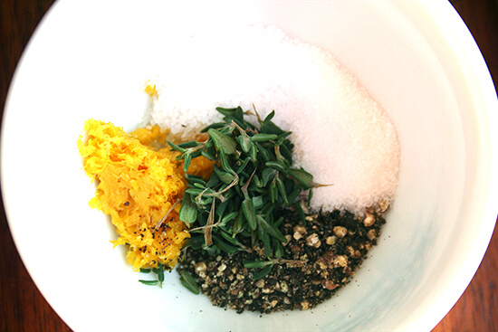 the rub — orange zest, thyme, salt, pepper and sugar 一小碗拿着擦野鸭乳房-橙皮,百里香,盐,胡椒和糖。