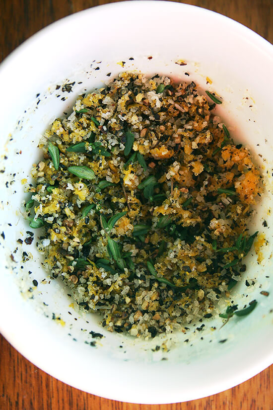 the rub — orange zest, thyme, salt, pepper and sugar 野鸭的摩擦都混合在一起:橘皮,百里香,盐,胡椒和糖。