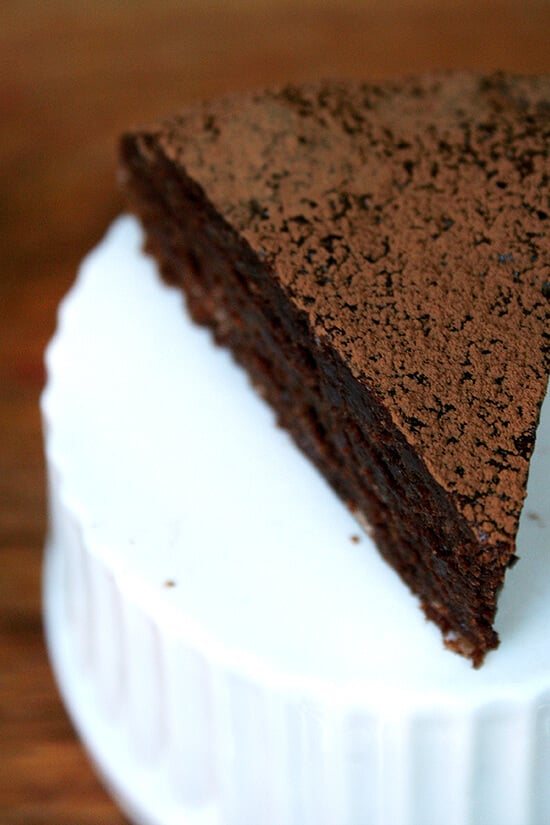 In this chocolate tart, whipped egg whites lighten a fudgy base of dark chocolate, melted butter and egg yolks. Almond flour provides nearly all of the structure as well as a wonderful flavor, and confectioners' sugar sweetens it ever so slightly. Light and rich at the same time, it demands a dollop of homemade whipped cream. It's not Valentine's Day without some sort of chocolate indulgence, and this tart couldn't be more perfect for the occasion. // www.simonrockett.com 在这个巧克力馅饼,蛋清减轻fudgy基地的黑巧克力,融化的黄油和蛋黄。杏仁粉提供了几乎所有的结构以及美妙的味道,细砂糖和添它的更加紧密。光和丰富的同时,它需要一点自制的奶油。这不是情人节没有某种巧克力放纵,这馅饼不能更完美的场合。/ / www.simonrockett.com