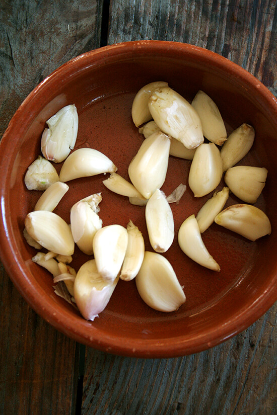 garlic, peeled after watching an incredible video 大蒜剥皮后,看一个不可思议的视频