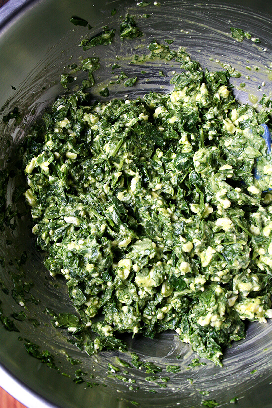 filling 一大碗装满西班牙皮馅饼的馅料。