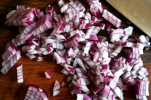 finely diced onions 洋葱切丁
