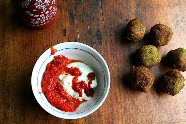 roasted red pepper, Sriracha & Greek yogurt sauce 烤红辣椒,辣酱和希腊酸奶酱