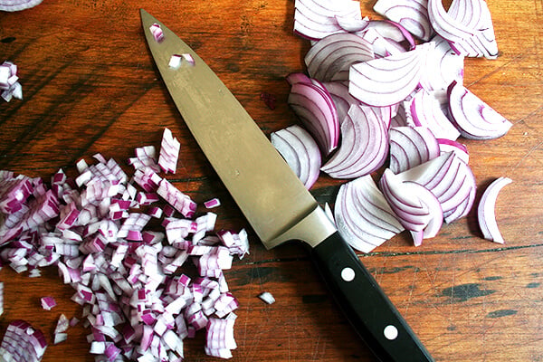 How to cut an onion into perfect little arched diamonds which make the prettiest additions to salsa, potato salad, whole grain salads and bean salads etc. The key is in the final slicing step: when the half moon slices of onion are stacked, and you are ready to start creating your dice, you always want to keep your knife 90º to the curve. // www.simonrockett.com 如何将洋葱切成完美的小拱形菱形,使其成为莎莎酱、土豆沙拉、全麦沙拉和豆类沙拉等最漂亮的配料。关键是在最后的切片步骤:当半月形的洋葱片叠好后,你就可以开始切洋葱丁了,你要让刀保持90度的弧度。/ / www.simonrockett.com