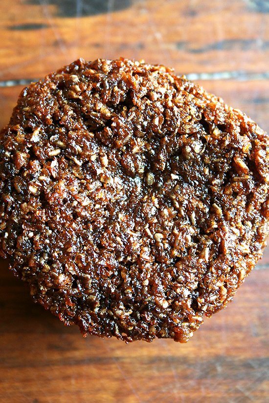 Made with toasted wheat bran, freshly grated orange zest, and simmered and puréed raisins, this bran muffin is one of the most delicious muffins — bran or otherwise — out there. Despite being nearly one hundred percent whole grain in makeup, it is perfectly sweet and super moist. This is a muffin you feel almost OK about eating by the half dozen and one you feel truly OK about packing into lunch bags and taking on road trips. // www.simonrockett.com 一个架空的麸皮松饼。