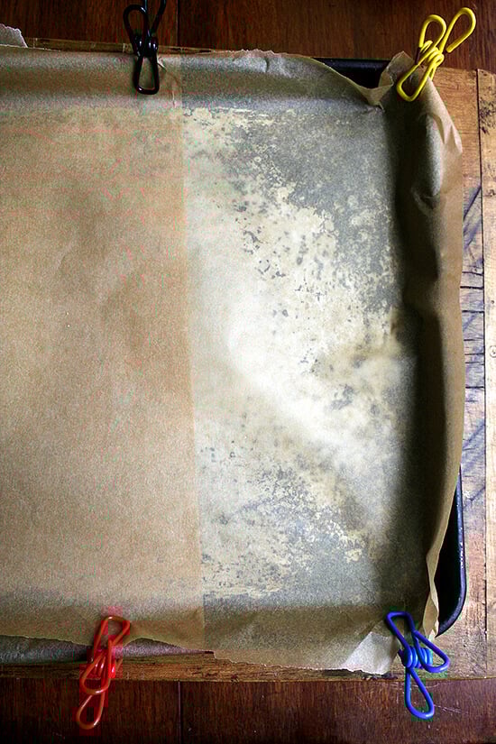 pan clipped with parchment 锅夹用羊皮纸