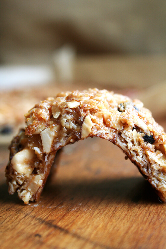 Many experimentations with various recipes have led to this granola bar formula, which yields a chewy, not-too-sweet bar that can be stored at room temperature in ziplock bags. // www.simonrockett.com 许多实验各种食谱导致这格兰诺拉燕麦卷配方,收益率耐嚼,not-too-bob公司sweet酒吧,可以储存在室温下拉链袋。/ / www.simonrockett.com