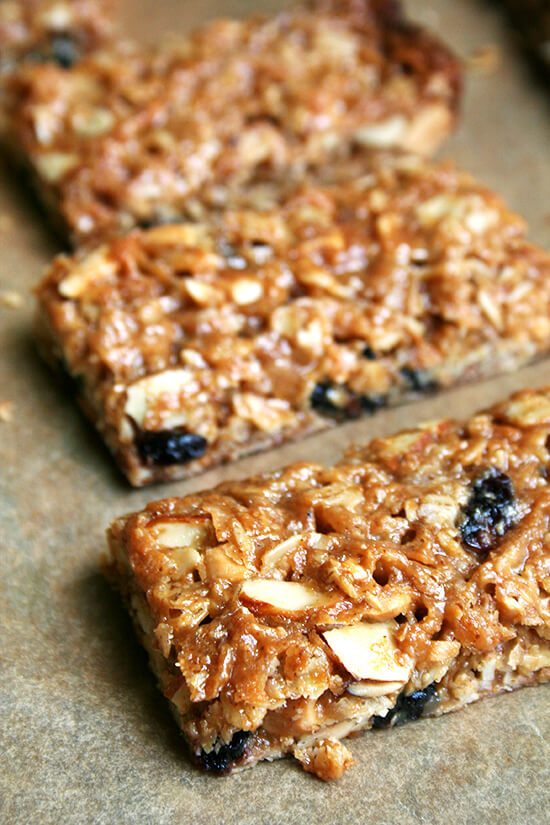 Many experimentations with various recipes have led to this granola bar formula, which yields a chewy, not-too-sweet bar that can be stored at room temperature in ziplock bags. // www.simonrockett.com 许多实验各种食谱导致这格兰诺拉燕麦卷配方,收益率耐嚼,not-too-bob公司sweet酒吧,可以储存在室温下拉链袋。/ / www.simonrockett.com