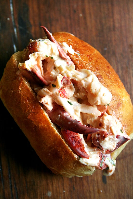 Homemade lobster rolls deserve homemade mayonnaise, which is surprisingly easy to make. These lobster rolls, made with nothing more than homemade mayo, fresh tarragon and a squeeze of lemon, are unbelievably delicious. // www.simonrockett.com 自制龙虾卷配上自制蛋黄酱,因为蛋黄酱做起来非常简单。这些龙虾卷,只用自制的蛋黄酱、新鲜的龙蒿和柠檬汁就能做成,美味得令人难以置信。/ / www.simonrockett.com