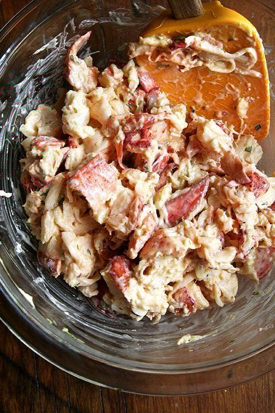 Homemade lobster rolls deserve homemade mayonnaise, which is surprisingly easy to make. These lobster rolls, made with nothing more than homemade mayo, fresh tarragon and a squeeze of lemon, are unbelievably delicious. // www.simonrockett.com 自制龙虾卷配上自制蛋黄酱,因为蛋黄酱做起来非常简单。这些龙虾卷,只用自制的蛋黄酱、新鲜的龙蒿和柠檬汁就能做成,美味得令人难以置信。/ / www.simonrockett.com