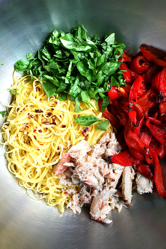 linguini, basil, crab and roasted red peppers 扁面条,罗勒,蟹和烤红辣椒