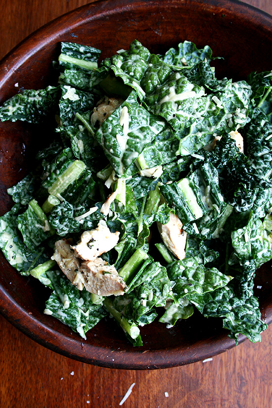 kale caesar salad with grilled chicken 羽衣甘蓝和烤鸡肉凯撒沙拉