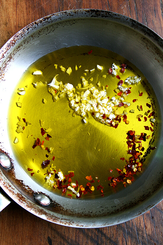 olive oil with garlic and red pepper flakes 橄榄油和大蒜和红辣椒