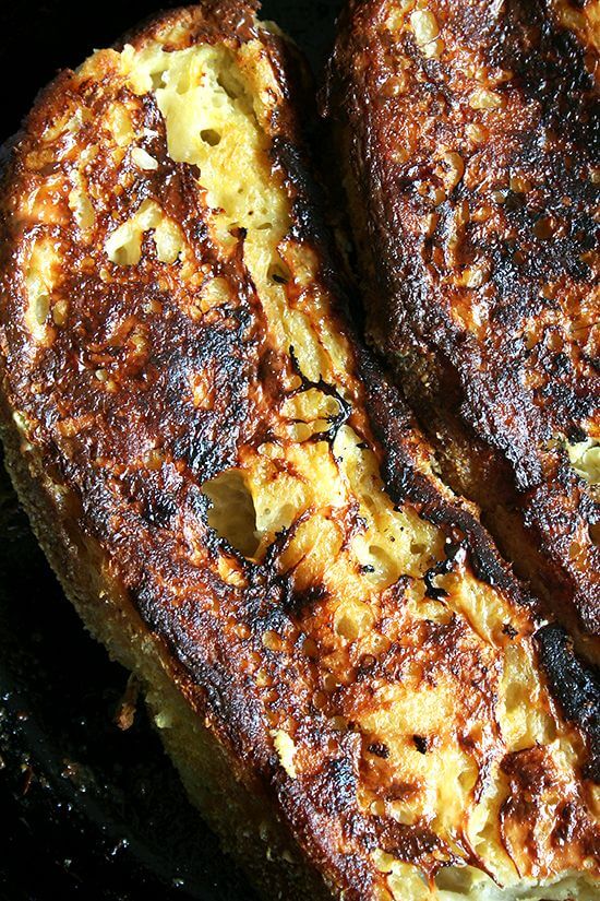 While I love this baked French toast above all for its texture — caramelized on the outside, not soggy on the inside — what distinguishes it from any other French toast I've had, baked or otherwise, is the presence of lemon zest, a most-unexpected and delicious flavor in a traditionally cinnamon-spiked dish. // www.simonrockett.com 虽然我爱这个烤法式吐司上面所有的纹理——焦糖,不潮湿的内部——区分从其他法式吐司我有,烤或否则,柠檬皮的存在,是一个最意想不到和美味的风味传统cinnamon-spiked菜。/ / www.simonrockett.com