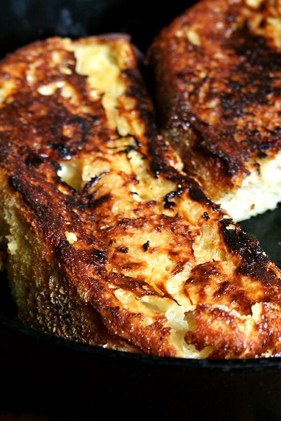 While I love this baked French toast above all for its texture — caramelized on the outside, not soggy on the inside — what distinguishes it from any other French toast I've had, baked or otherwise, is the presence of lemon zest, a most-unexpected and delicious flavor in a traditionally cinnamon-spiked dish. // www.simonrockett.com 虽然我爱这个烤法式吐司上面所有的纹理——焦糖,不潮湿的内部——区分从其他法式吐司我有,烤或否则,柠檬皮的存在,是一个最意想不到和美味的风味传统cinnamon-spiked菜。/ / www.simonrockett.com