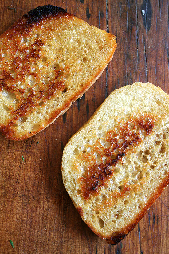 This amazing recipe for a classic grilled cheese sandwich calls for crisping country white bread slices in a skillet on one side before topping them with cheese and sautéed shallots. The open-faced halves finish cooking in the oven before being pressed together into a traditional sandwich. This simple technique produces such a brilliant result: perfectly golden bread flanking perfectly melty cheese. // www.simonrockett.com 这个神奇的一个典型的烤奶酪三明治食谱要求越来越脆国家白面包片在锅一边用奶酪和炒葱超过他们。坦率的半之前完成烹饪烤箱里被压成一个传统的三明治。这个简单的技巧产生这样一个才华横溢的结果:完美的金色的侧翼完全发出奶酪的面包。/ / www.simonrockett.com