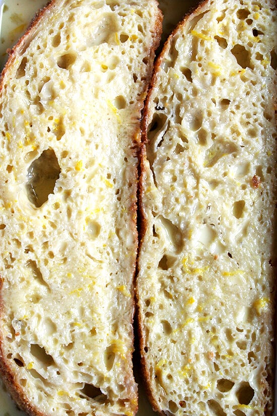 bread soaking with milk, eggs, sugar and lemon zest 面包浸泡在牛奶、鸡蛋、糖和柠檬皮