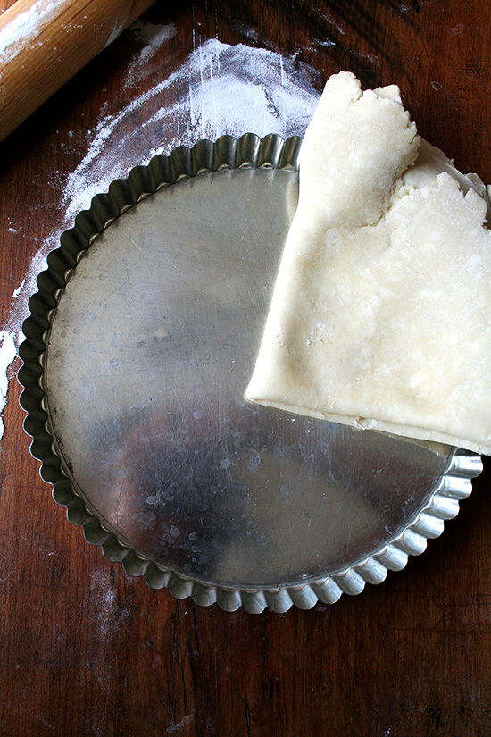 laying dough into tart pan 揉成馅饼盘