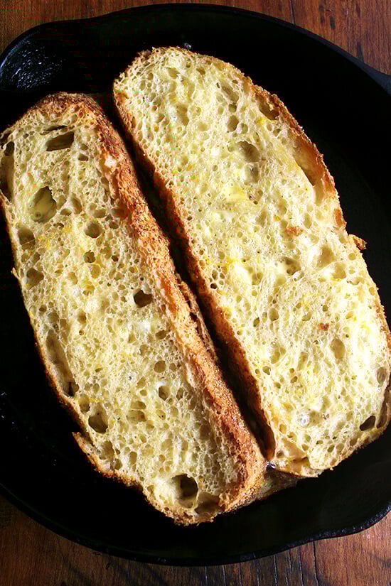 french toast, just out of the oven 法式吐司,只是从烤箱里取出来