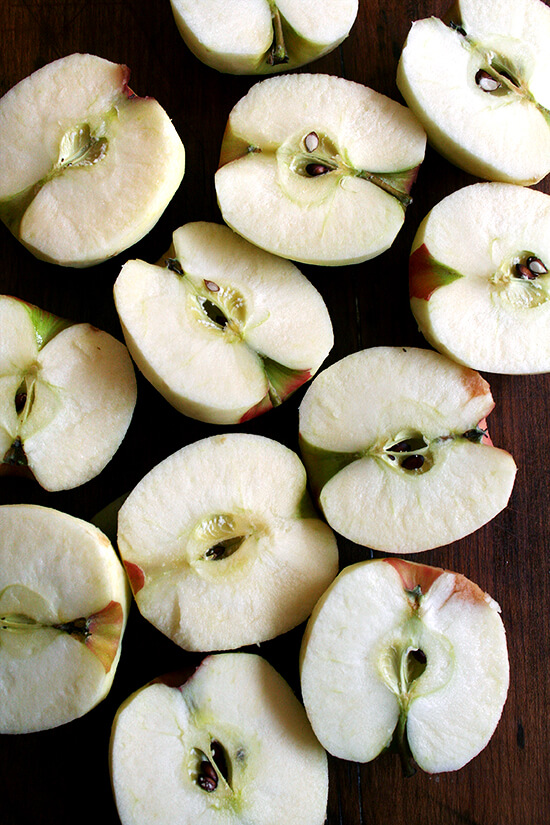 halved apples 一半的苹果