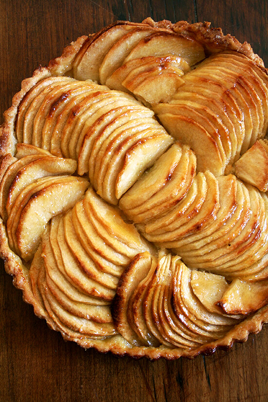 French apple tart, glazed 法国苹果馅饼,釉面。