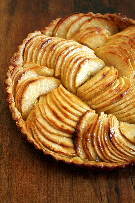 Brimming with fanned apple slices, this French apple tart makes for a beautiful finale to any fall dinner. Peeling and slicing do take a bit of time, but the effort is worth the reward, and results in a most delectable and elegant dessert! // www.simonrockett.com 洋溢着煽动苹果片,这法国苹果馅饼是一个美丽的结局任何晚餐。去皮和切片做花一点时间,但这种努力值得奖励,并导致一个最美味的和优雅的甜点!/ / www.simonrockett.com