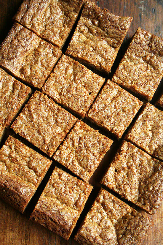 To me, these brown butter blondies are heaven, a perfect balance of sweet and salty, impossible not to nibble on all day long. The brown butter provides all of the nuttiness and deliciousness promised by its many fans. These are particularly good with a glass of milk, but I can't pretend I haven't enjoyed them aside morning coffee and afternoon tea as well. // www.simonrockett.com 在板上切棕色黄油。