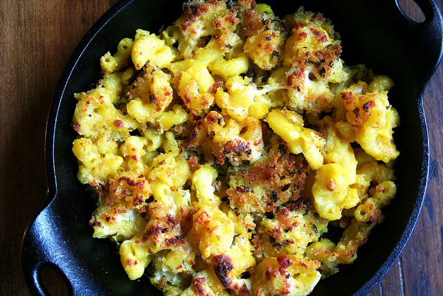 Made with a thin bechamel infused with saffron — the classic seasoning of risotto milanese — this macaroni and cheese shares all of the crispy-creamy goodness of arancini but without all the fuss. // www.simonrockett.com 这种通心粉和奶酪是用薄白汁酱和藏红花做成的,藏红花是米兰烩饭的经典调味料。这种通心粉和奶酪分享了阿兰西尼的所有酥脆的奶油味,但没有任何大惊小怪。/ / www.simonrockett.com