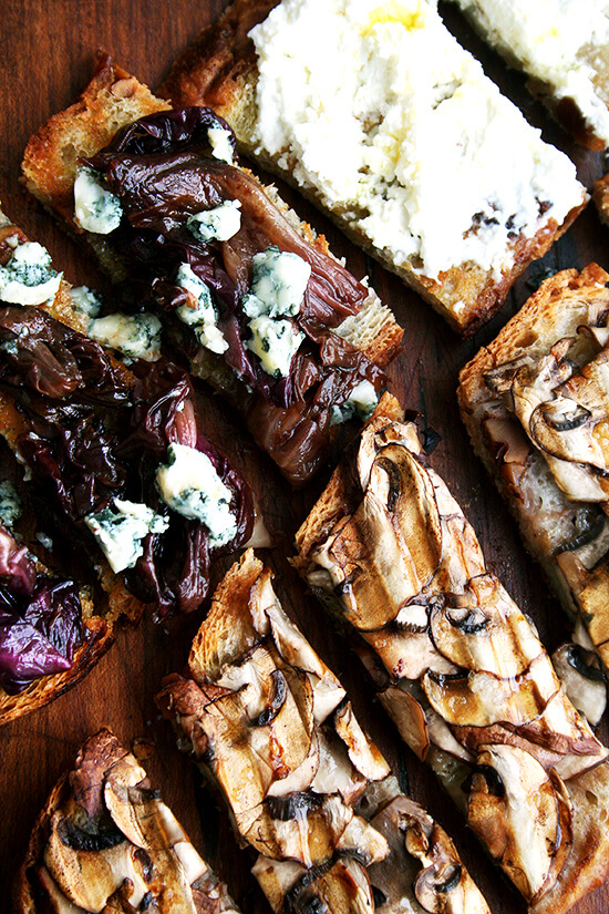 Seasoned with nothing more than a little olive oil and sea salt, these mushroom tartines make the most satisfying lunch, and when sliced into strips, a simple and light hors d'ouevre. A little truffle oil, if you have it, really heightens the deliciousness. // www.simonrockett.com 经验丰富的只是一点橄榄油和海盐,这些蘑菇tartines最令人满意的午餐,切成条状,一个简单的和轻型'ouevre。松露油,如果你真的拥有它,加重了美味。/ / www.simonrockett.com