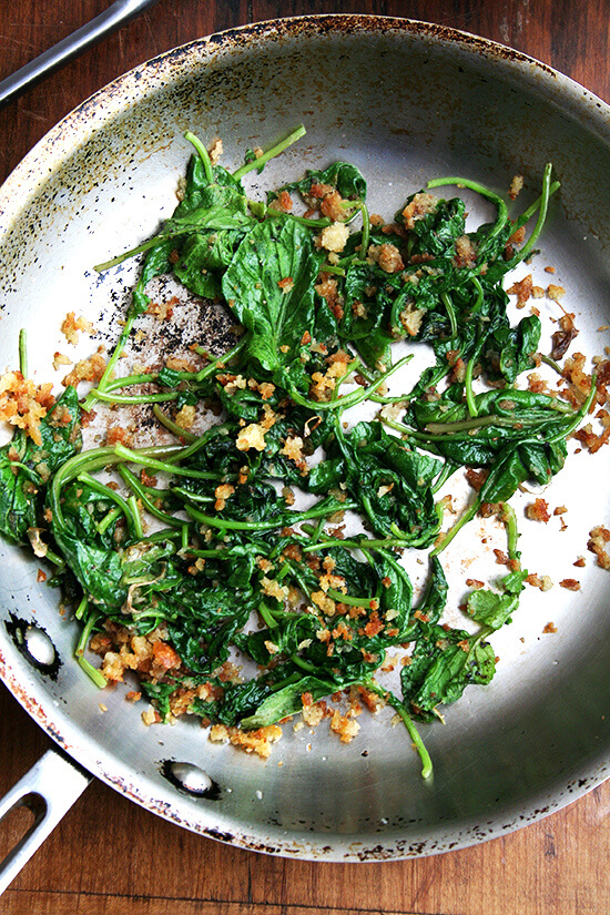 Sautéed萝卜绿和面包屑