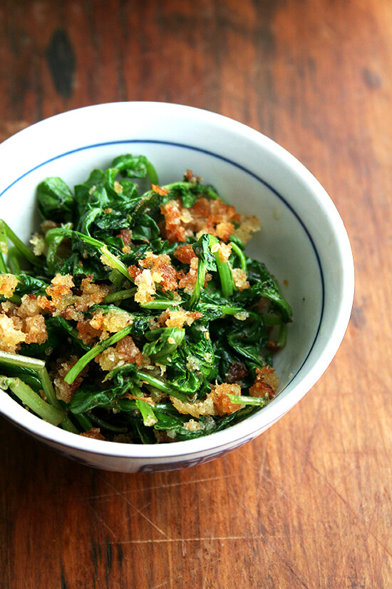 萝卜青菜和烤面包屑